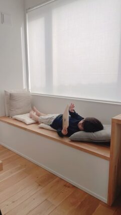 ヌック　ヌックのある家　窓際ベンチ