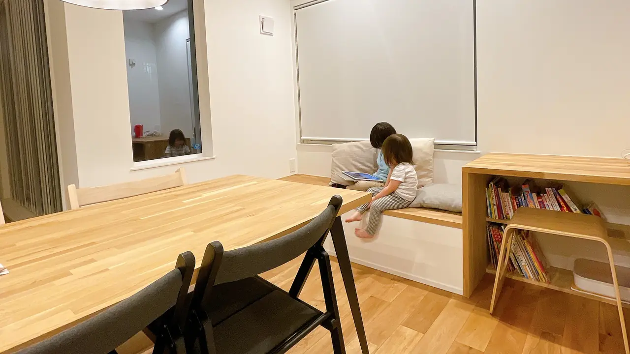 ダイニング横のヌック。造作ベンチと本棚